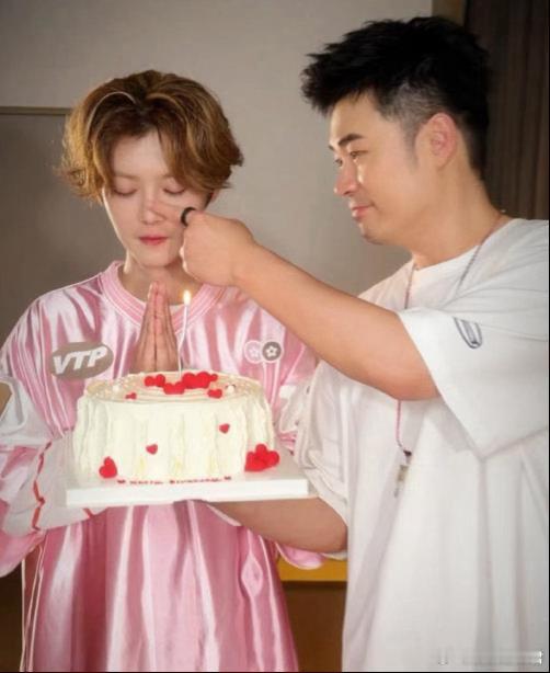 陈赫晒鹿晗live图好兄弟邓超陈赫给小鹿祝福：“生日快乐！”真应了那句话：“……