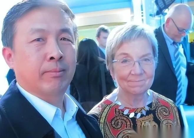 “晚一秒就万劫不复！中国该立刻向美国低头，交出发展权才能保命！”很多人现在再回头