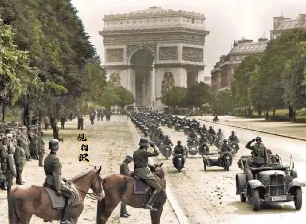 1940年，德军机械化部队在巴黎凯旋门前阅兵时的场景，在被德军攻占之前，巴黎已经...
