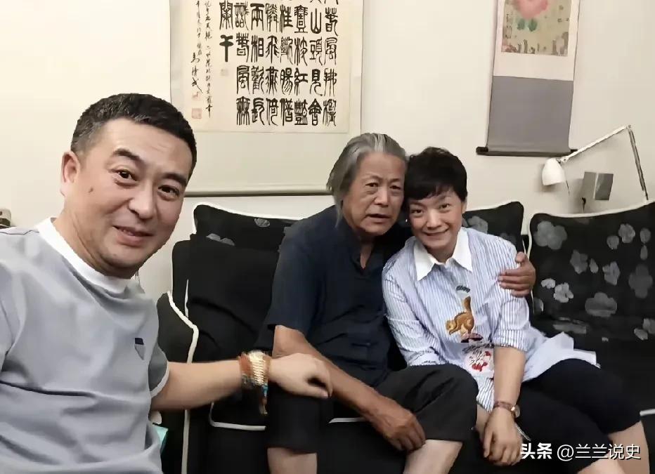 张嘉译带妻子王海燕登门看望恩师马精武，一进门就规规矩矩站着

一张老照片，张嘉译