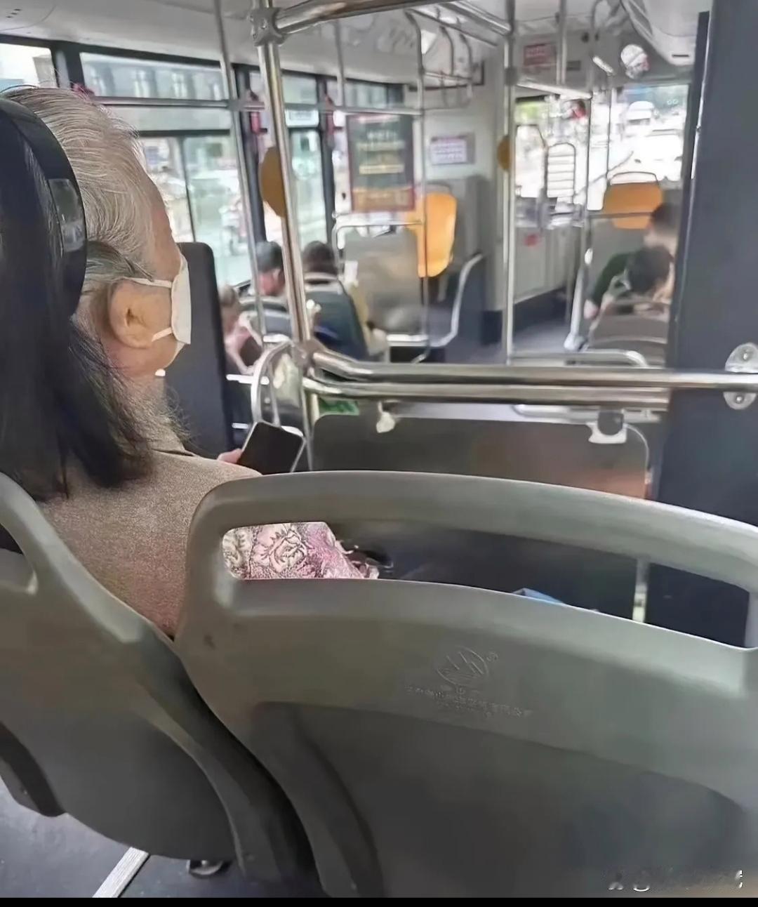 公交车上看到的，整个人都给我整自闭了… ​​​