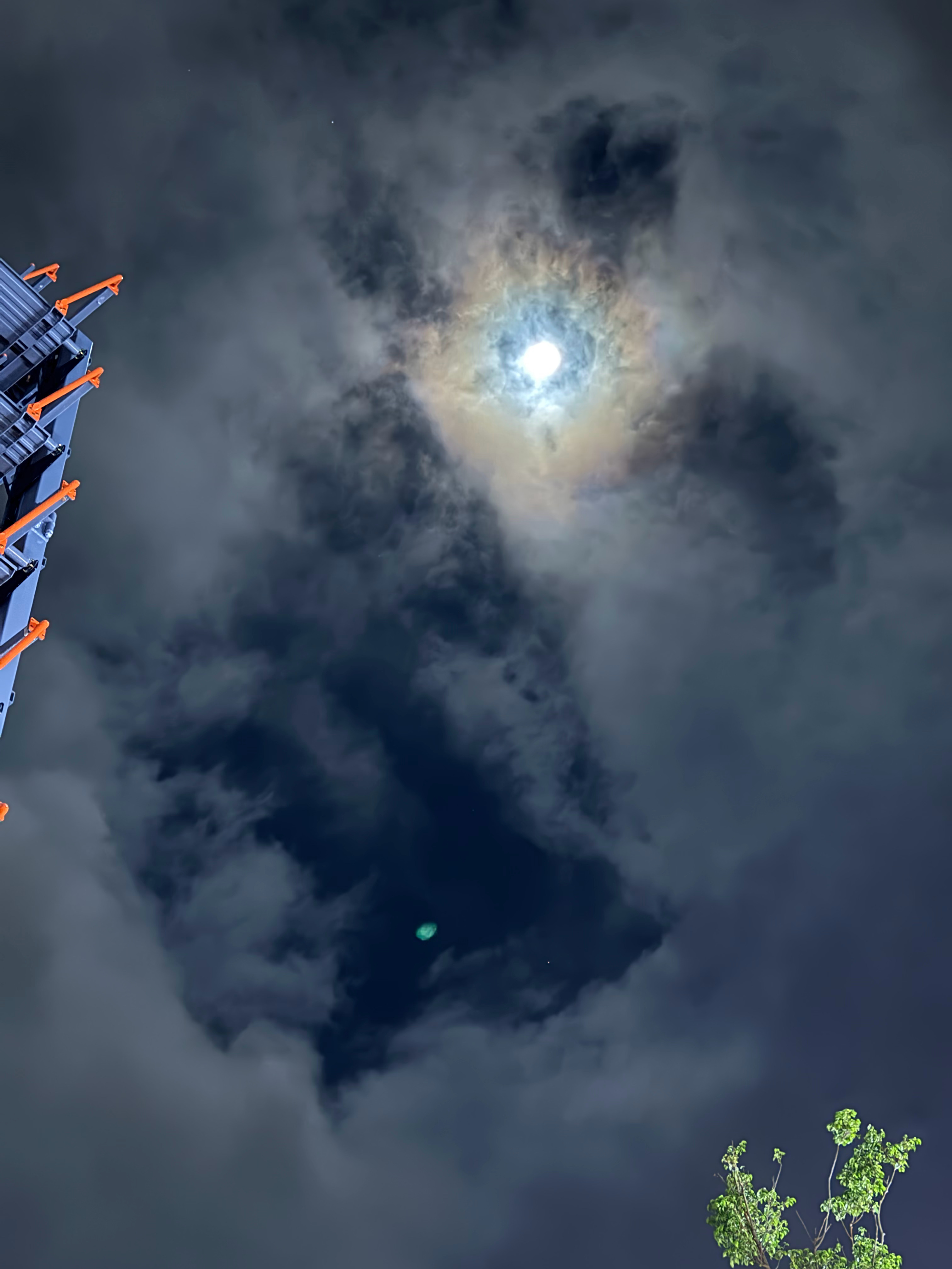 今晚月色不错，风是很大，有个成语叫什么来着，一时间想不起来了，就天儿很黑，但有月