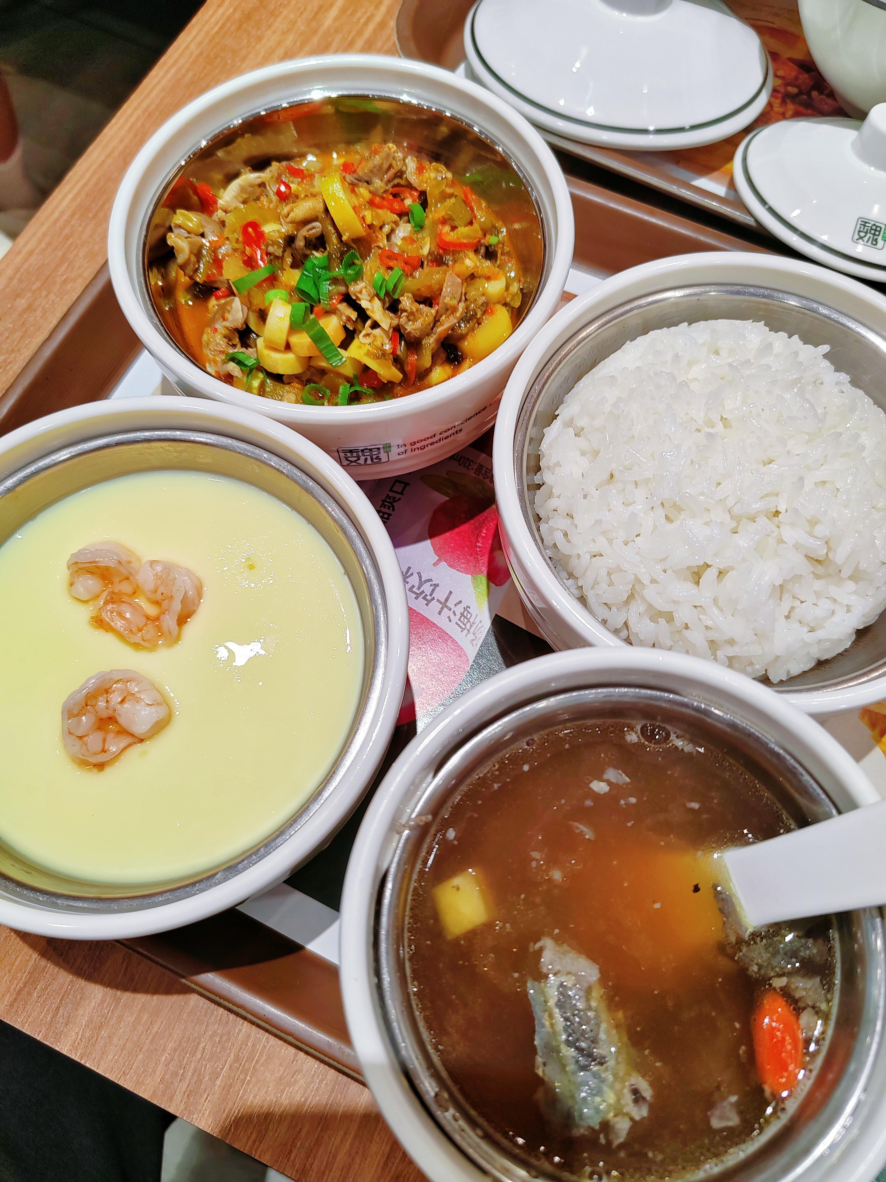 魏家凉皮涨价后第一次来，饭点人还是蛮多的，没有空桌子。酸辣鸡杂套餐31元，涨了几