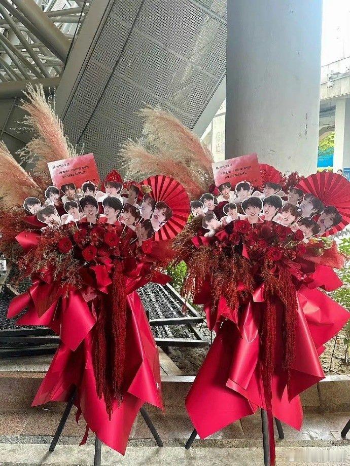品牌霸霸有点会整活哈，送来的花篮也是时团刷牙版的[哈哈][哈哈]期待马嘉祺、丁程
