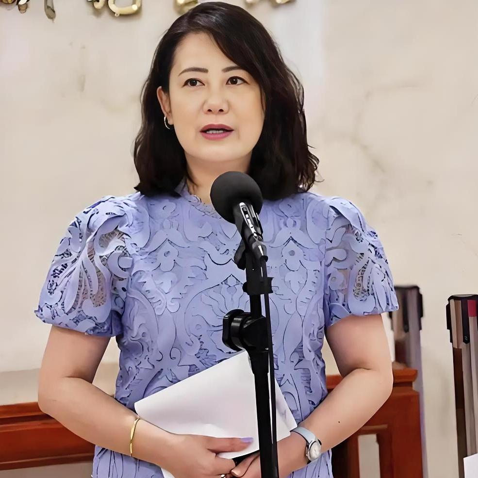 有网友用这几句话对台湾政客进行了分类

一类是见人说人话，见鬼说鬼话，左右摇摆，