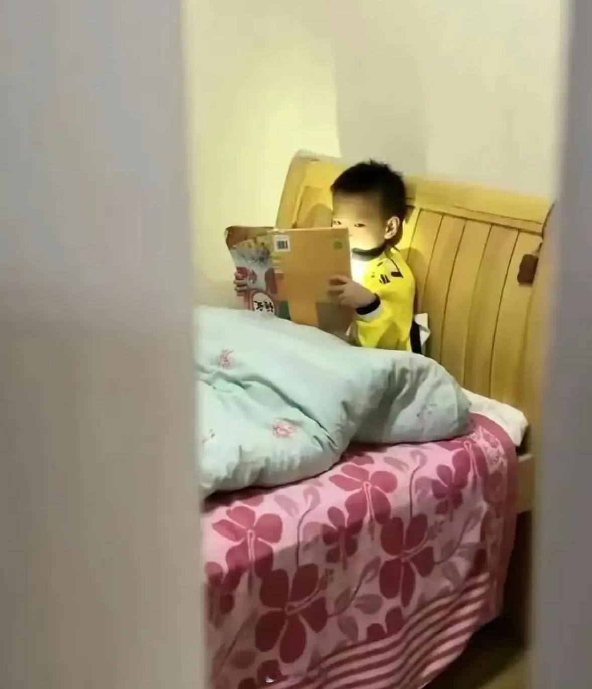 这孩子一看就是读书的料，看得那么认真[哆啦A梦吃惊] 
