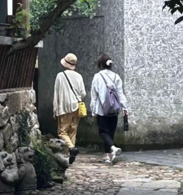 安徽偶遇袁泉母女，16岁夏哈哈打扮朴素难掩出众气质，同框背影似姐妹 