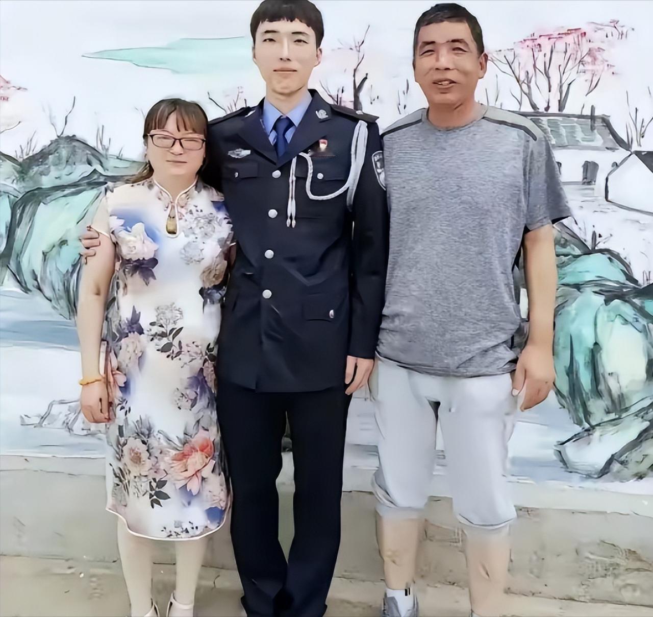 江苏一女子，儿子因公牺牲，她伤心欲绝，每天以泪洗面，2022年一天，她在商场，突