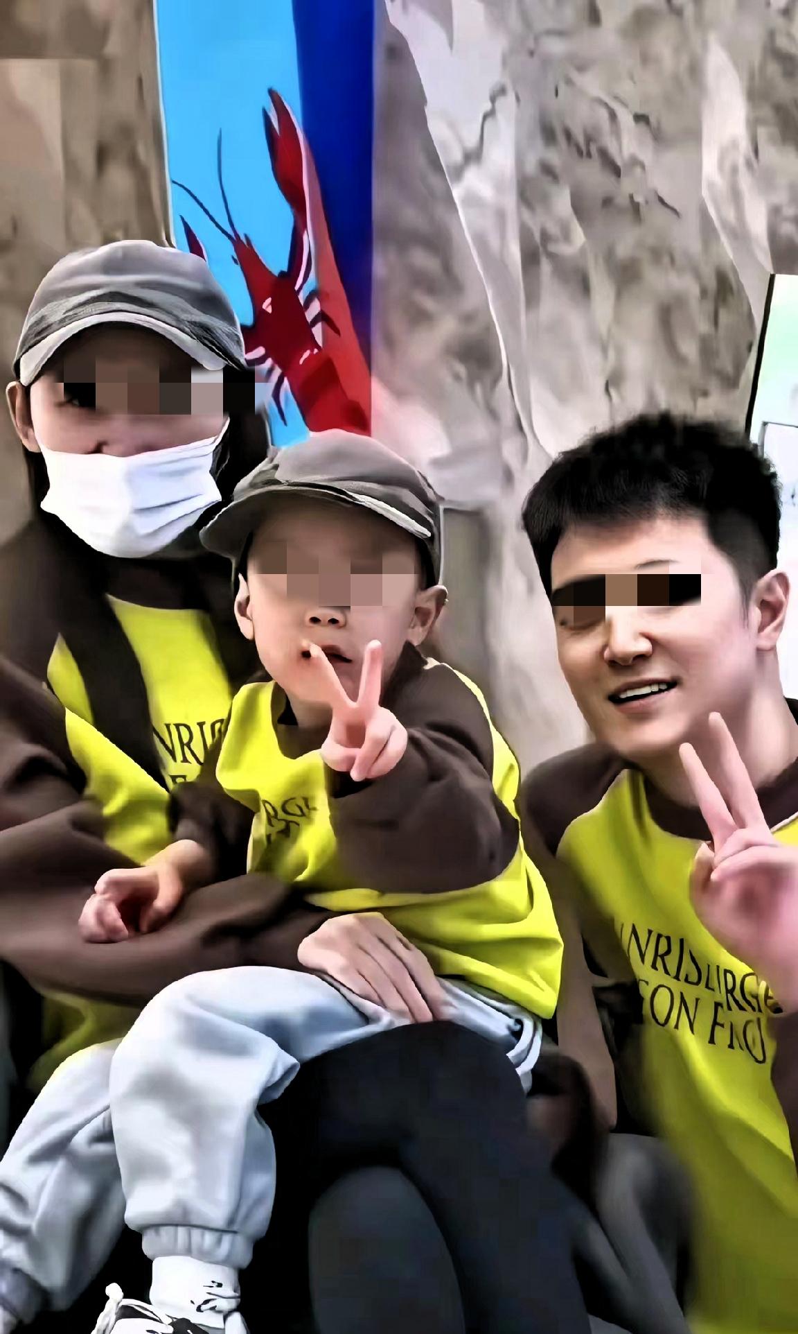 痛心！！！
这是一家三口的最后一张全家福！一位妻子被确诊癌症晚期，自知陪伴家人的