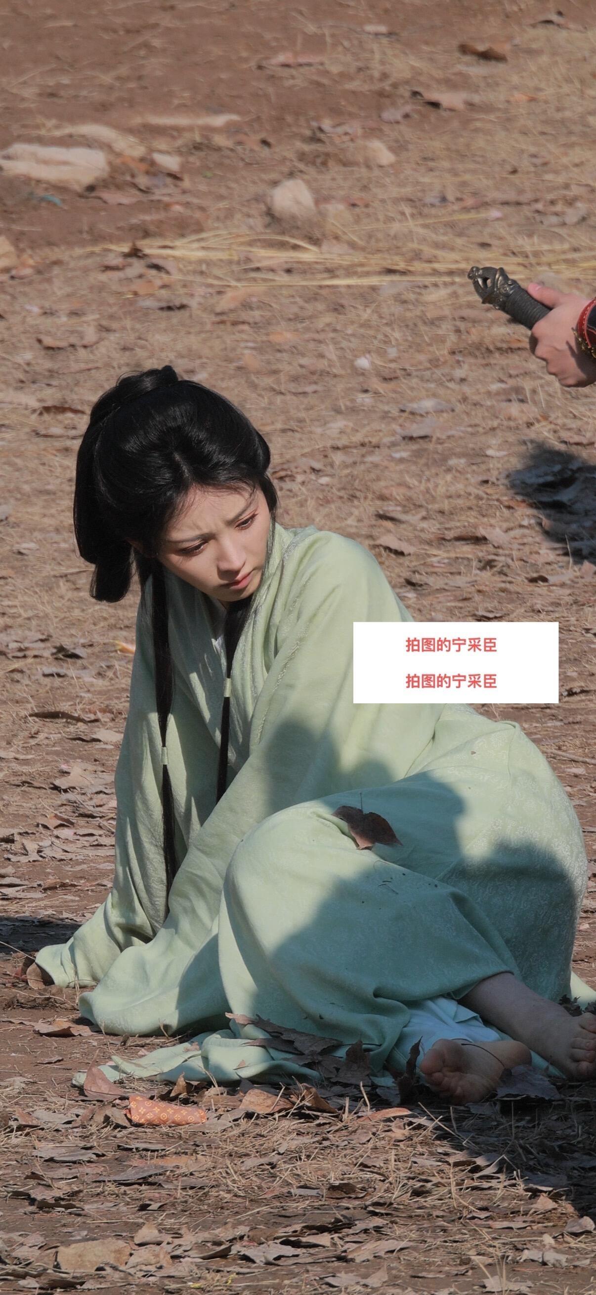 终于理解为什么说演员是高危职业了！这么冷的天，田曦薇光脚站地上，脚底板黢黑，感觉