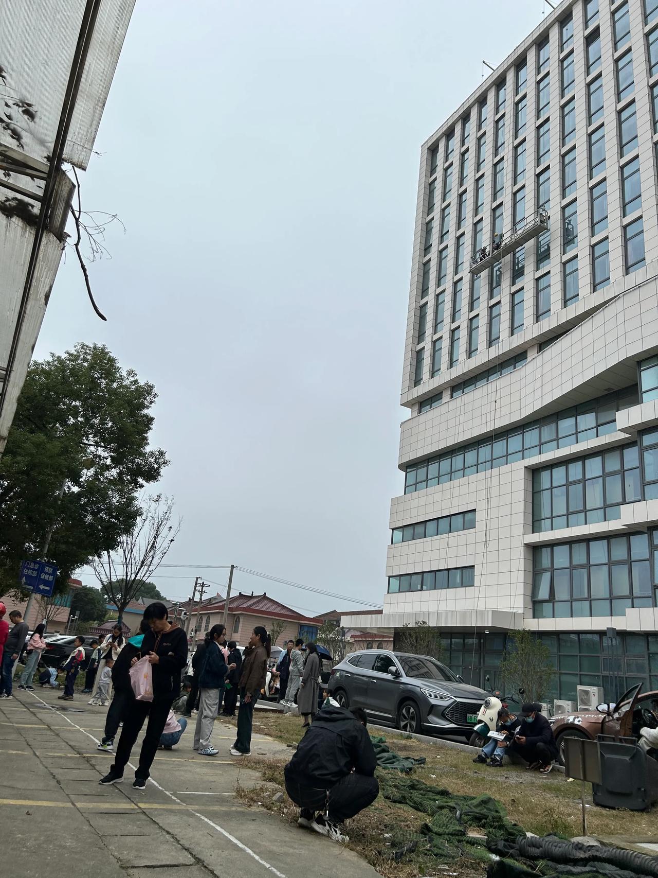 男生是不是很看重兄弟情？
朋友老公高中同学结婚，非要回去，还不是节假日结婚，工作