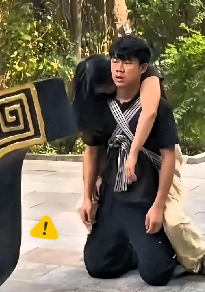 山东 21 岁女孩为爱翻墙私奔摔成瘫痪，男友 14 年不离不弃，背着女孩 4 次