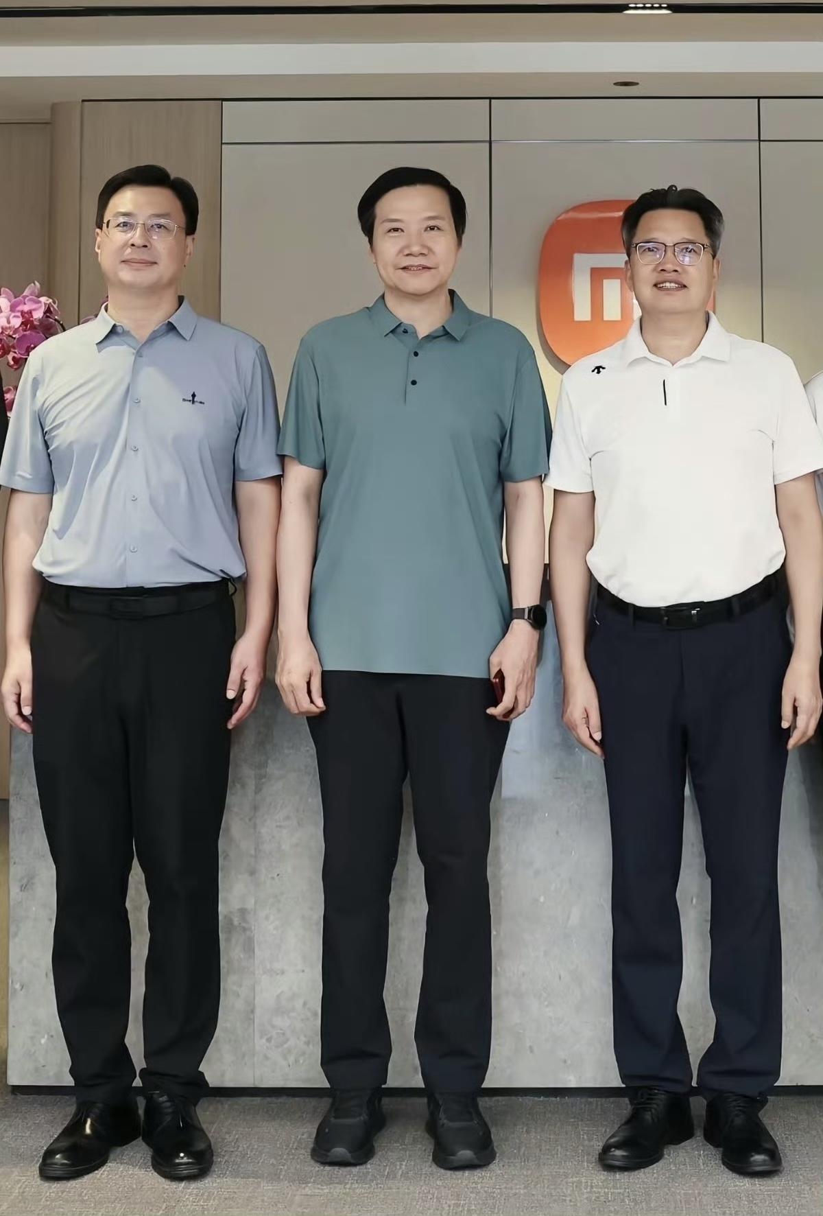 考考你们，雷军手上明显拿了台酒红色的东西，大家发动想象力，你们猜猜这是啥？[吐舌