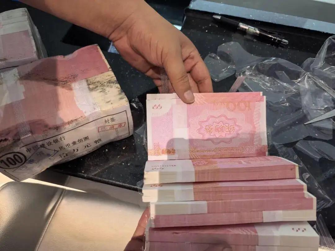 不检查，就把银行的“练功券”送去鉴定。这事干的，让人无语凝噎。

6月29日，有