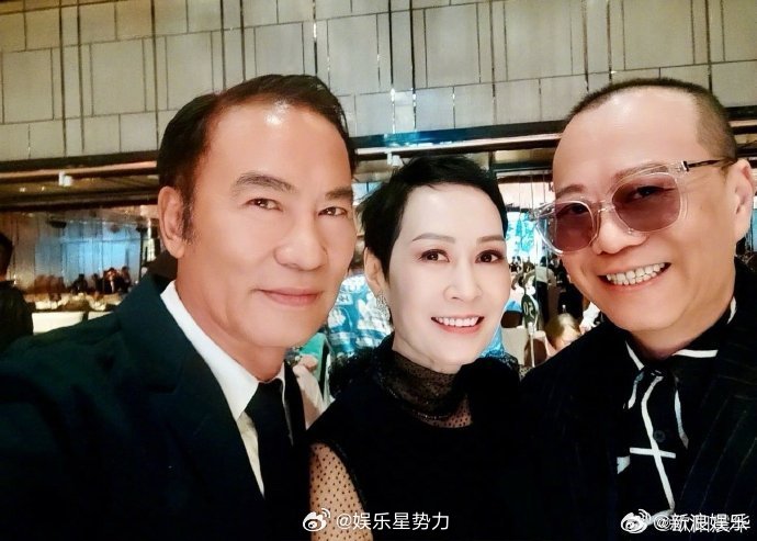 欧阳震华晒和佘诗曼合照佘诗曼任达华欧阳震华出席婚礼 11日发布与等好友的合照，配