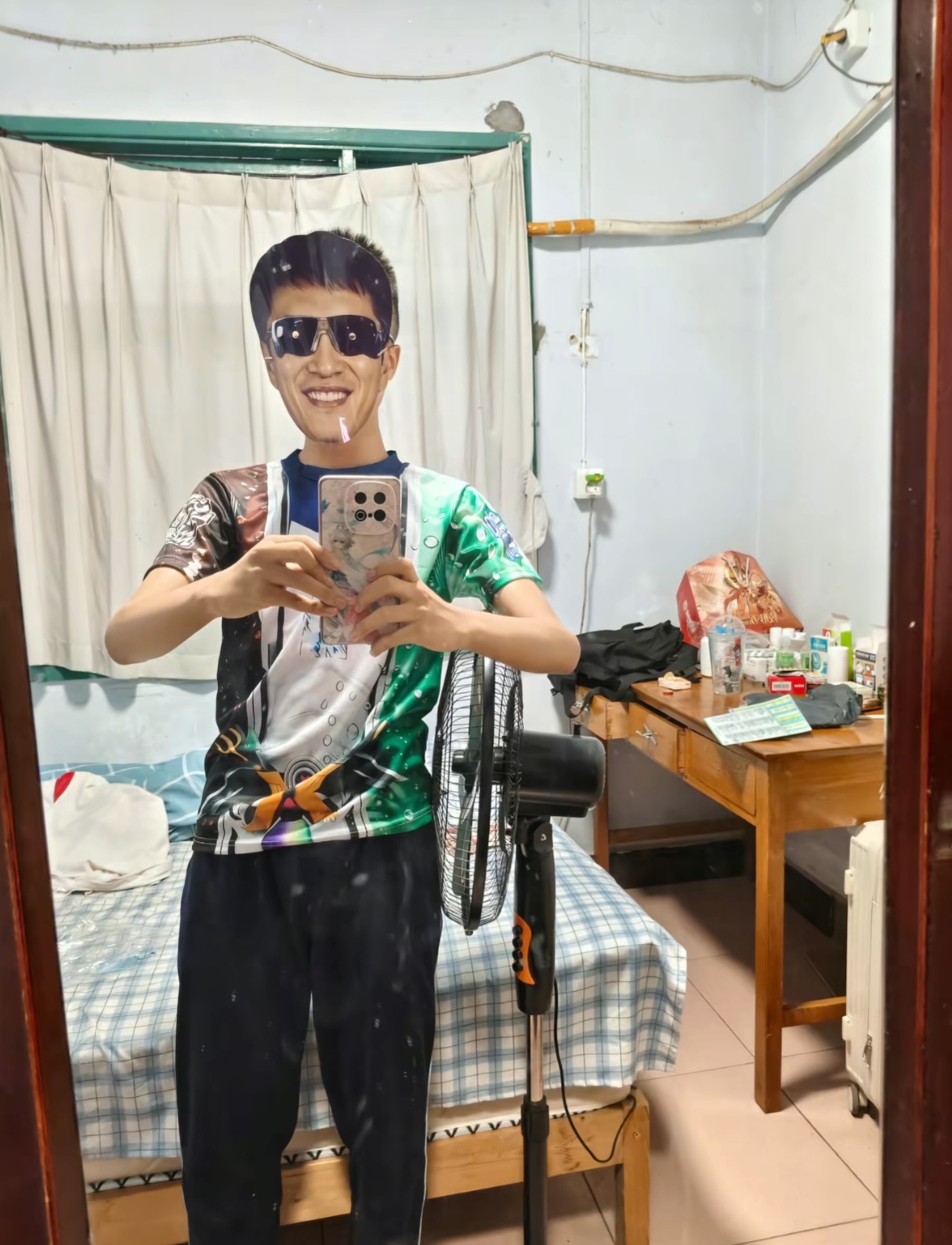 有个在漫展上出张雪峰COS的，结果真中暑了……小伙子你切记，请神容易送神难，有些