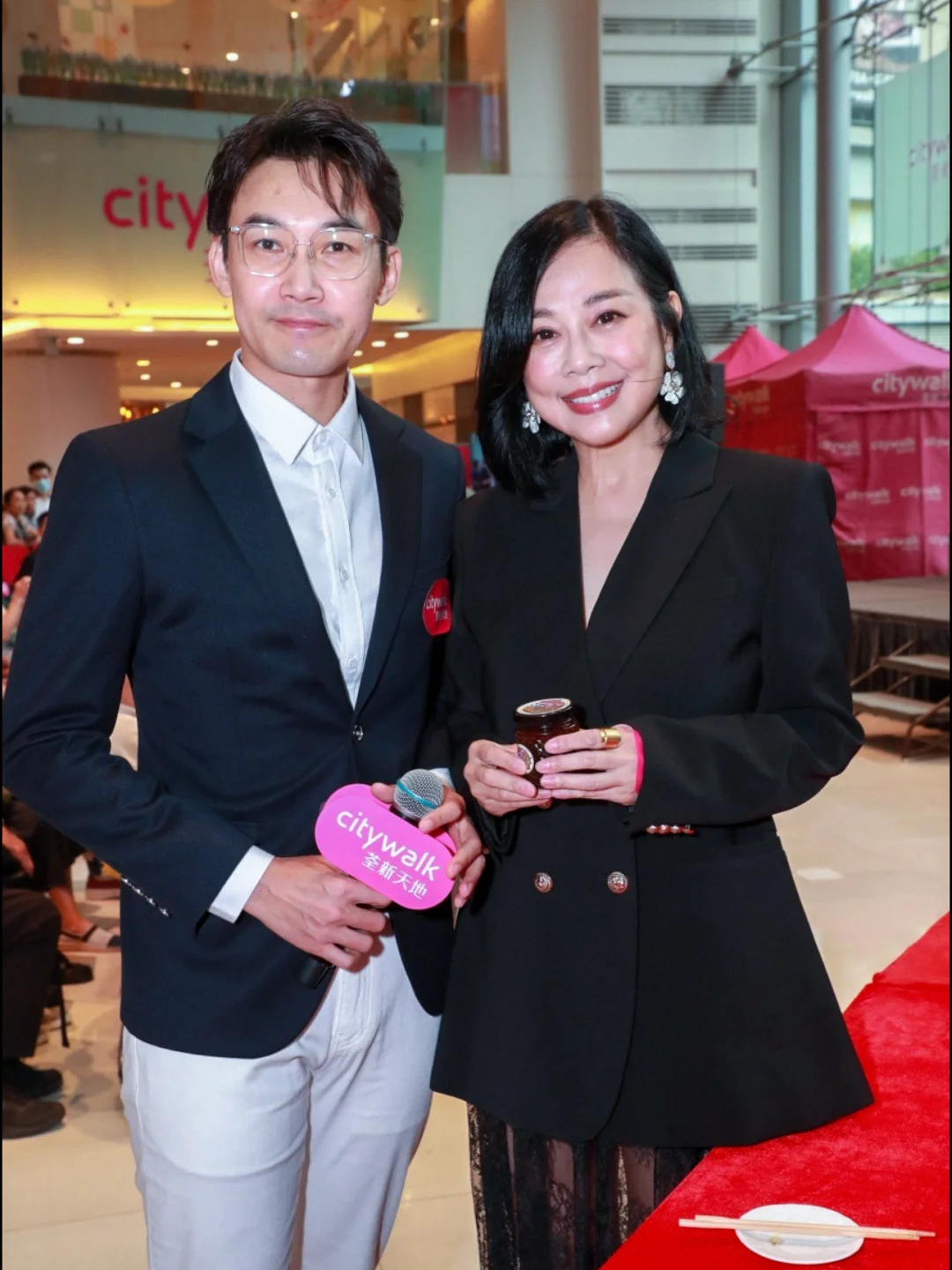 陈松伶与老公出席活动，想拍剧但TVB未找过她