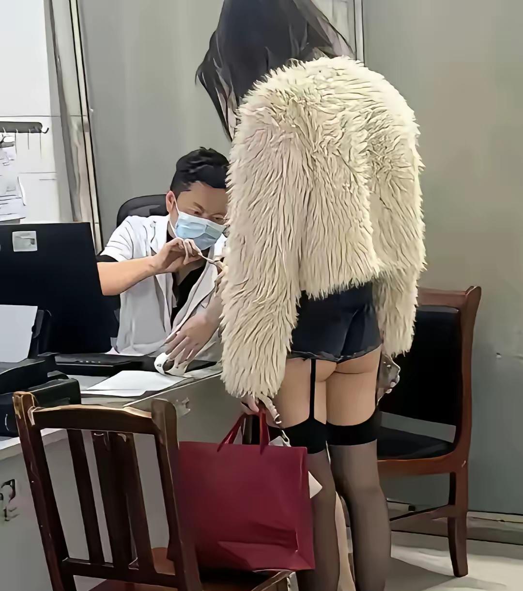 毛毛外套配高短裤！
这姐们儿把穿衣自由整成混搭风行为艺术，压根不搭理通勤约会的死