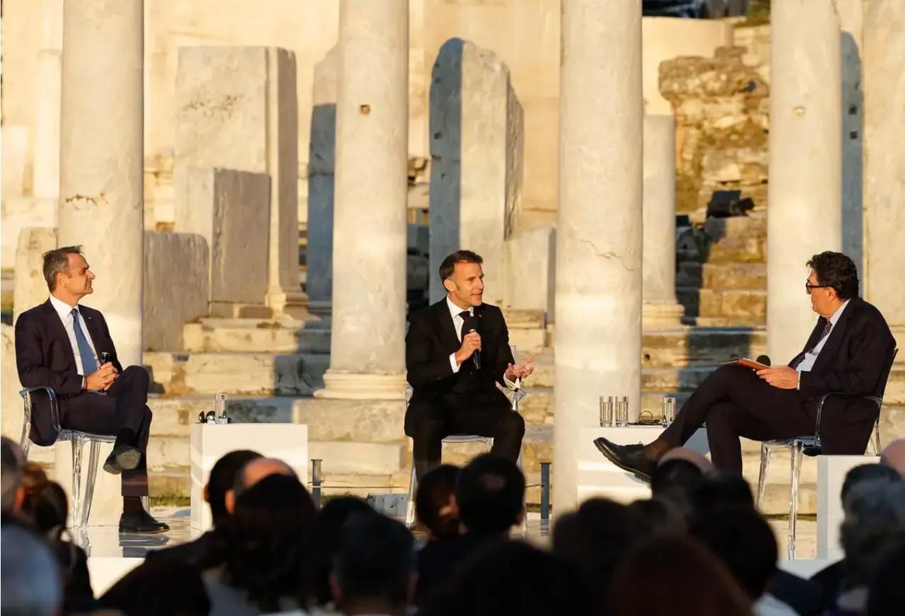 法国总统马克龙这是喝了多少“假酒”？竟敢同时公开“叫板”中美俄三国！
 
马克龙