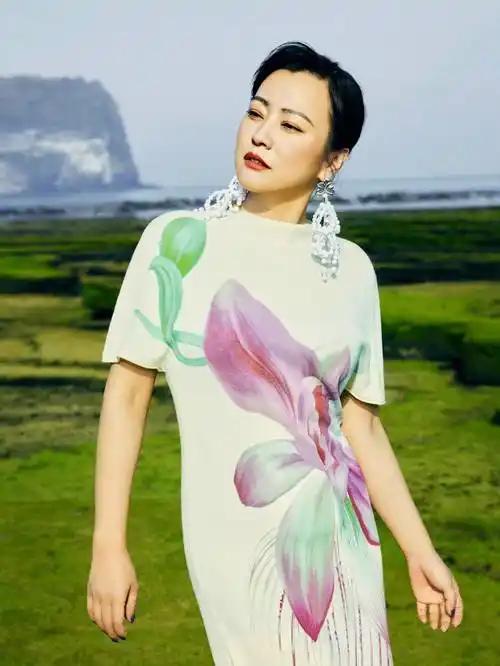 在第20届FIRST青年电影展的领奖台上，47岁的郝蕾捧着最佳演员奖杯当场落泪，