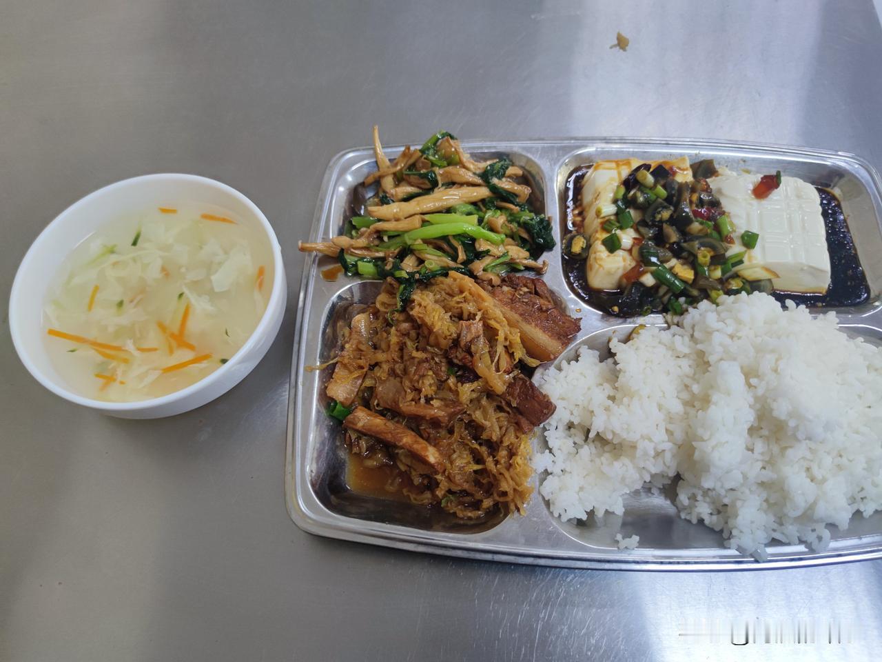 这个盒饭收费多少钱合适，我个人认为比自助盒饭强多了，味道正常，食材也正常，朋友们