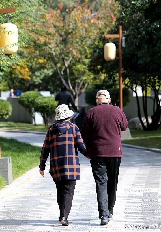 楼下张爷爷张奶奶今年刚好结婚60年，俩人都80多了，耳不聋眼不花，每天傍晚还能牵