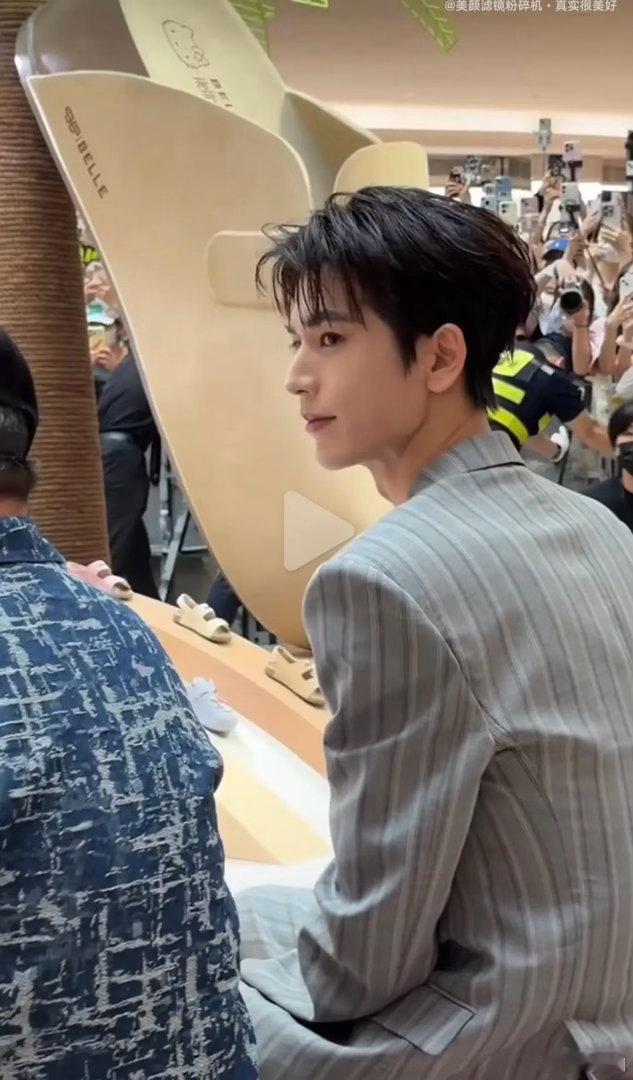 张凌赫线下人气，是不是说明逐玉确实是爆剧～ 