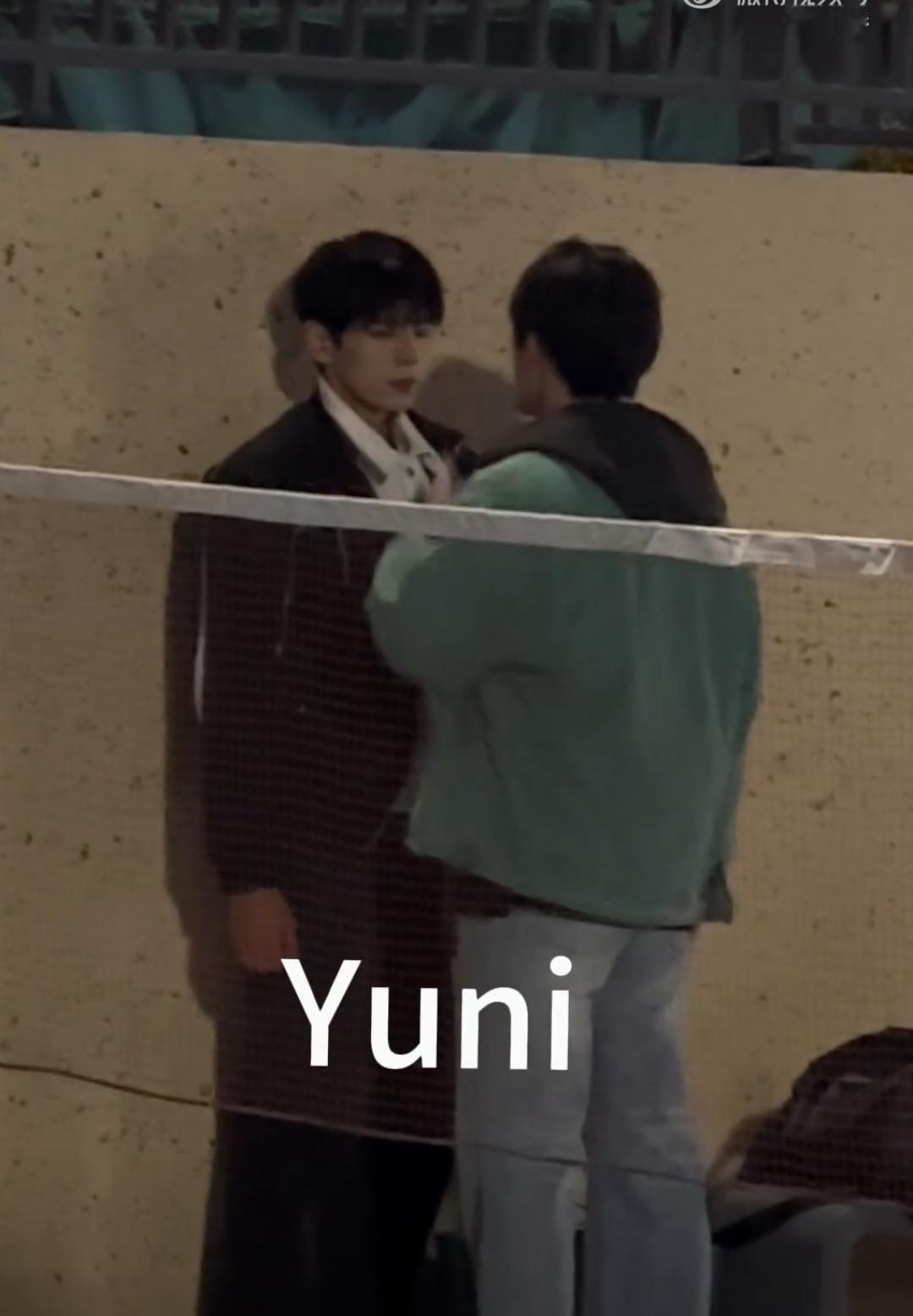 太惨了，短剧演员王年江澄拍戏的时候，被同组演员一拳打伤。
看着情况，伤的还挺严重