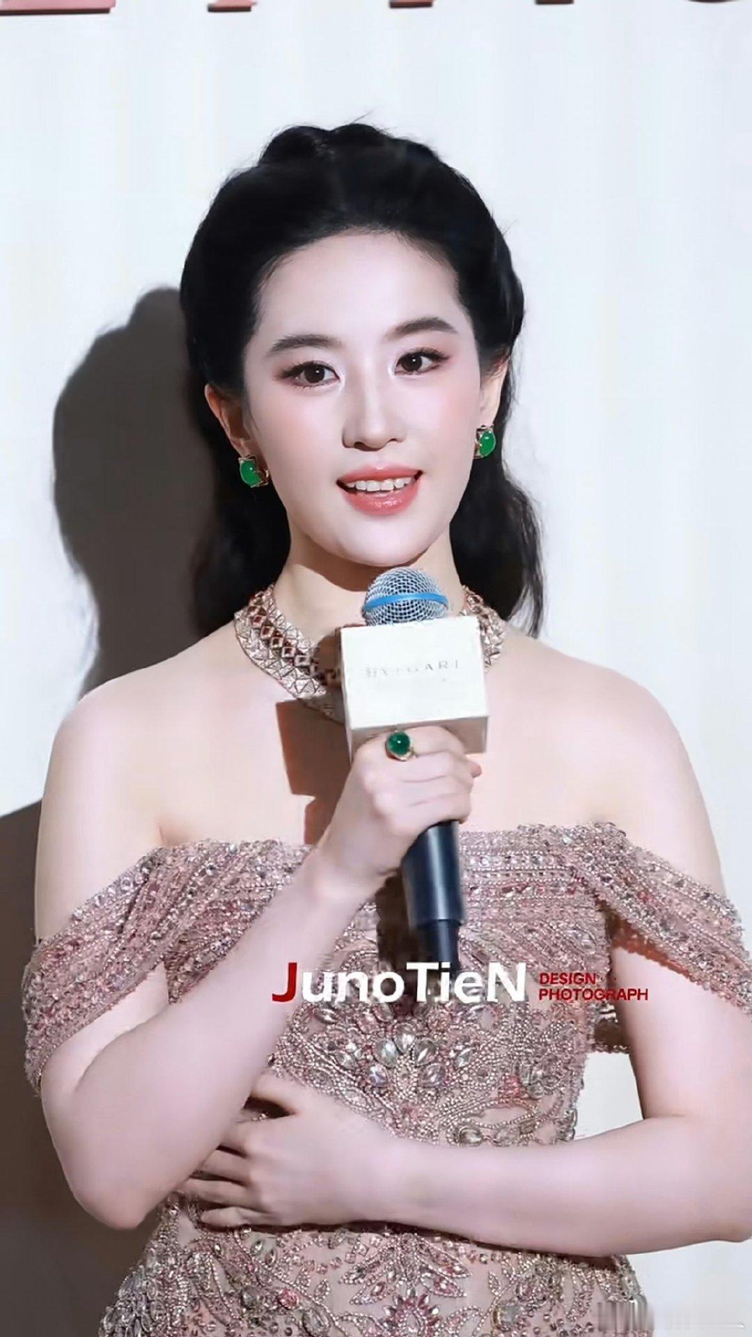 刘亦菲宝格丽的待遇刘亦菲宝格丽晚宴待遇 刘亦菲宝格丽晚宴待遇 刘亦菲满钻一字裙 