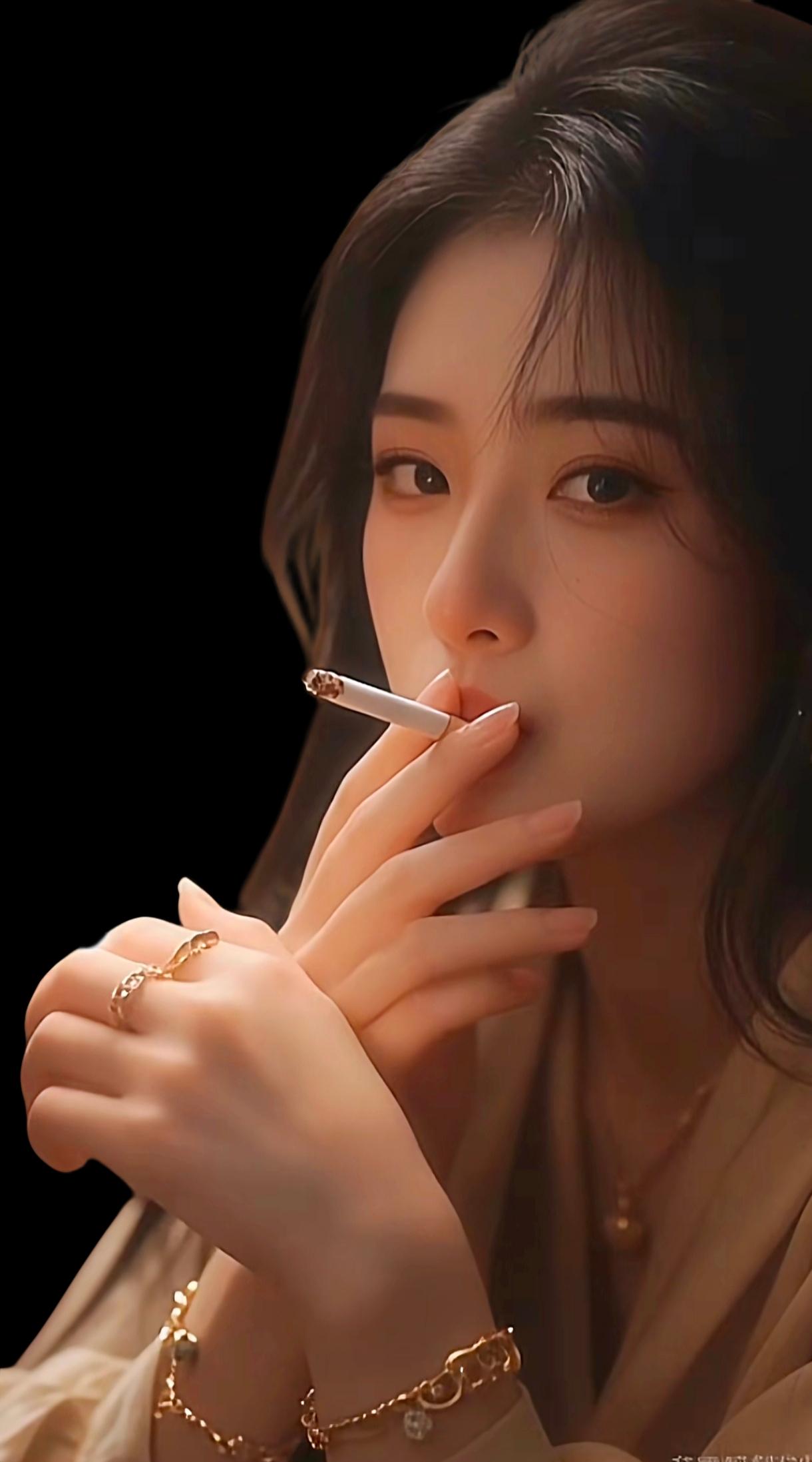 优雅抽烟，指尖轻触烟灰，散发迷人魅力。女人叼烟 职场女吸烟