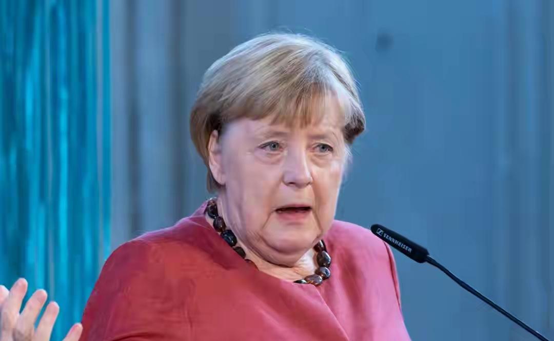 默克尔打破沉默，并非简单的“翻旧账”，而是一面照妖镜！她直言当年推动和谈被搅黄，