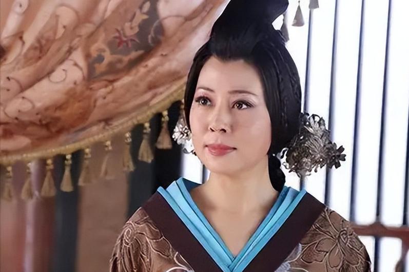 公元528年4月，洛阳城外的黄河边，一个削发为尼的老女人跪在尔朱荣面前苦苦哀求。