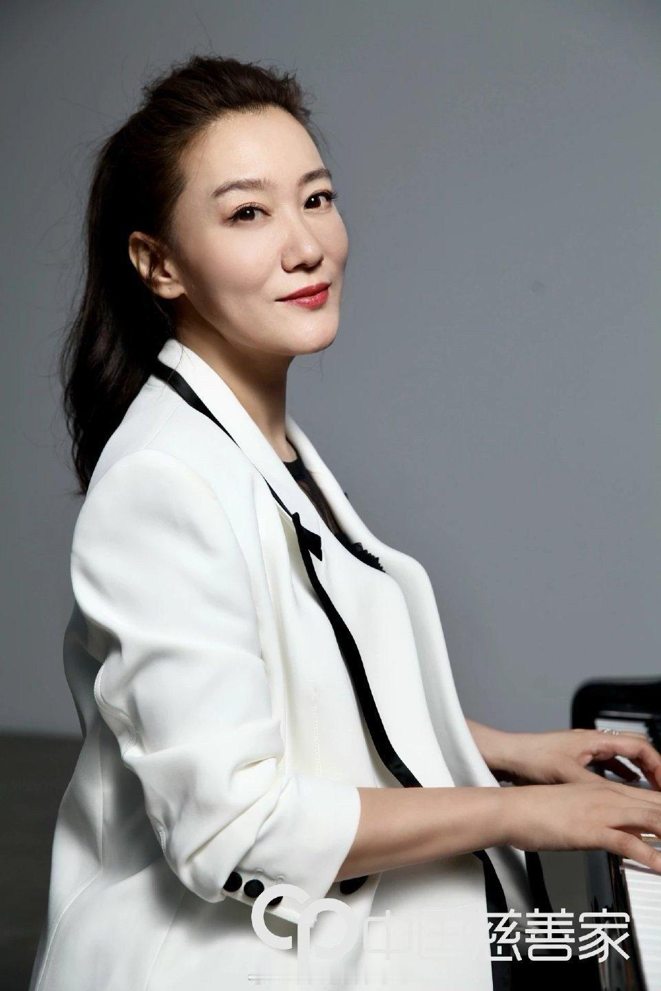 谭晶以跨界唱腔融民美通之韵，《在那东山顶上》的清亮与《归舟》的豪情交织，用纯粹热