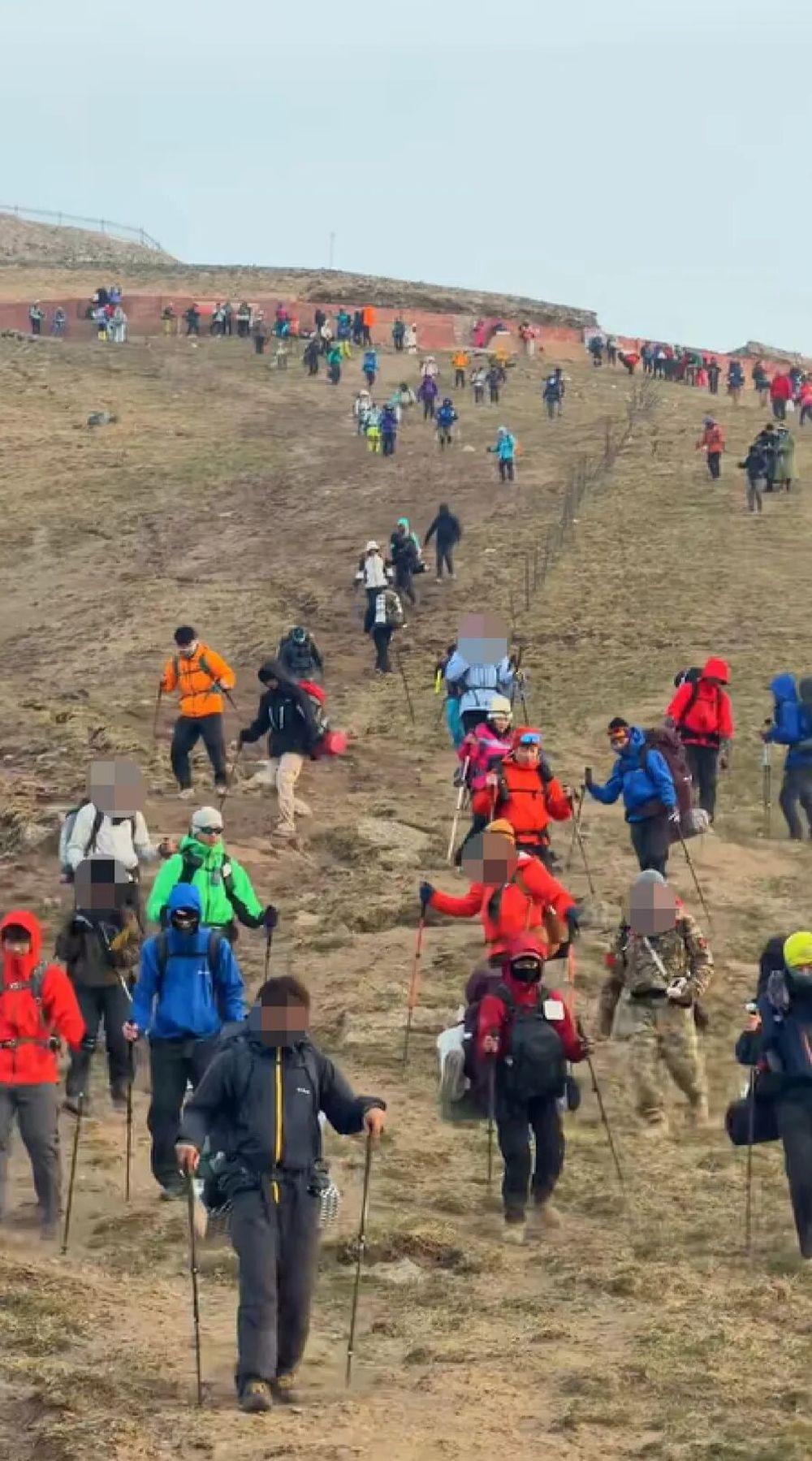五一假期期间，山西五台山迎来大量游客。受降温影响，5月2日，五台山高海拔区域出现