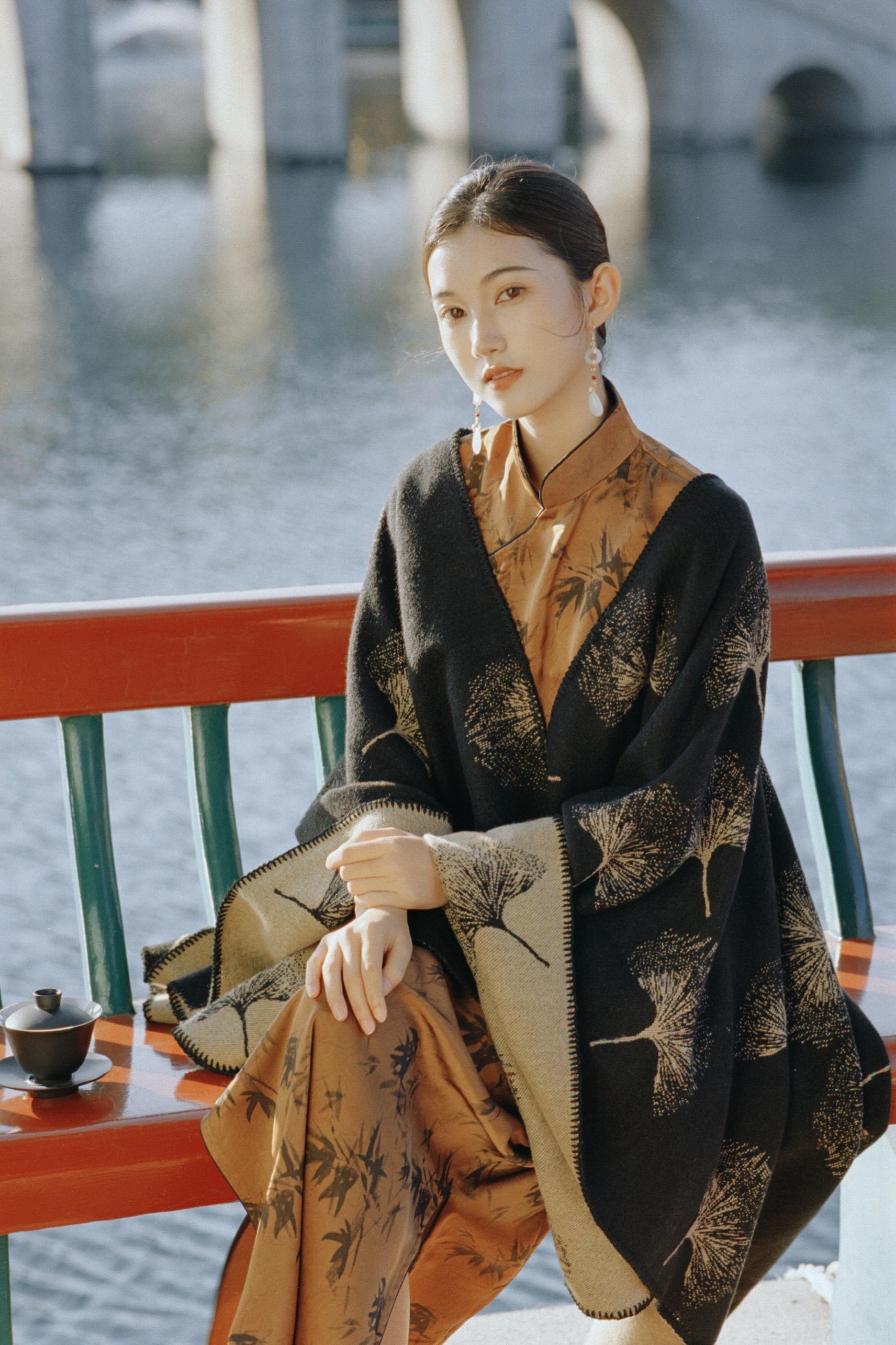 东方女性的美。温柔平静中的力量。