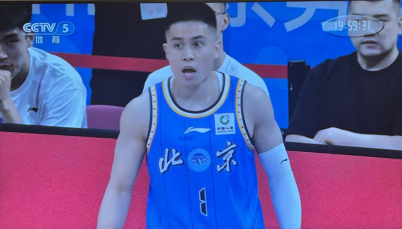 CBA季后赛四分之一决赛北京北汽主场VS广东东阳光的G3生死战，第一节北汽运动战