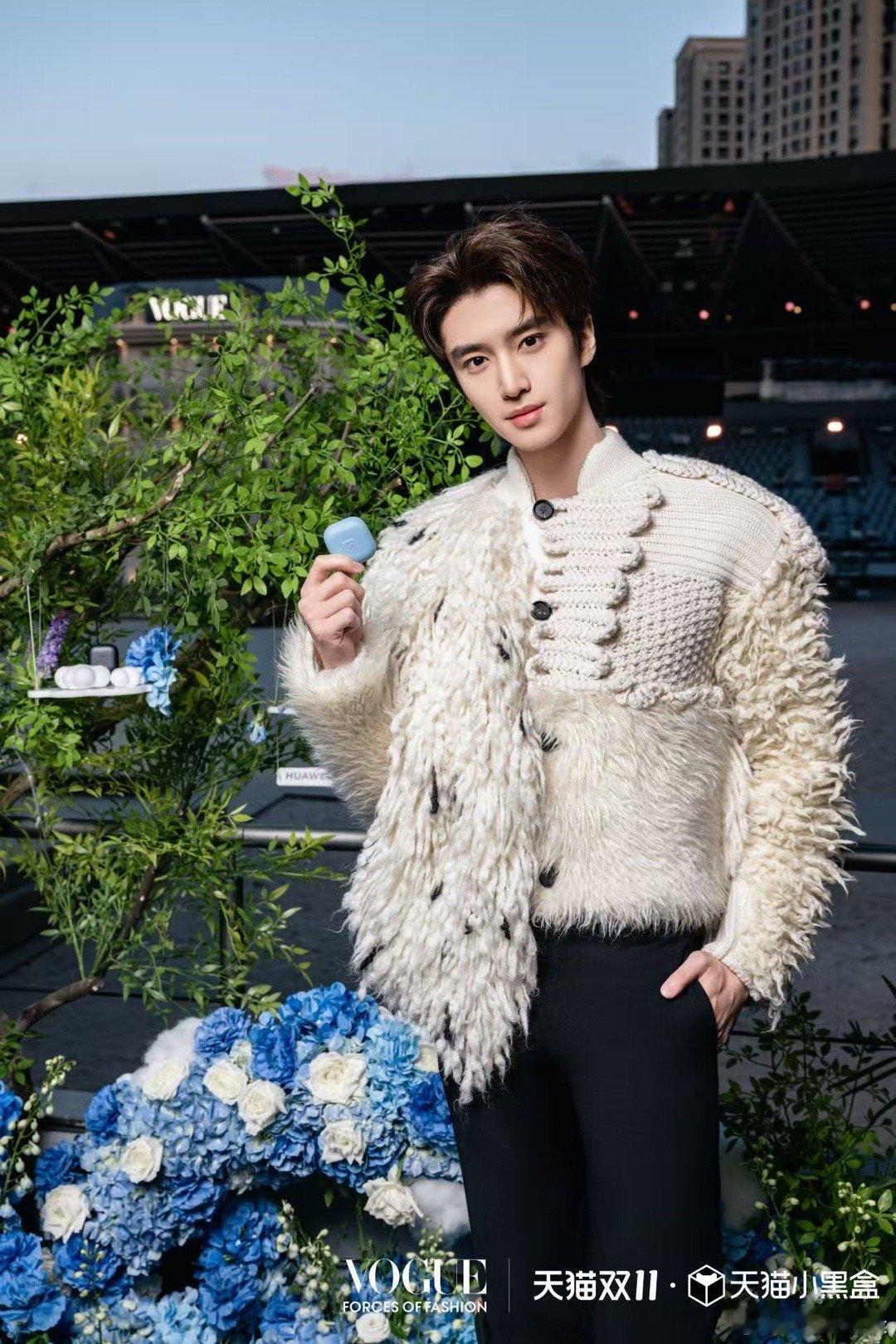 张康乐像油画里走出来的王子 张康乐的VOGUE花园骑马入场也太带感了[抱一抱]直