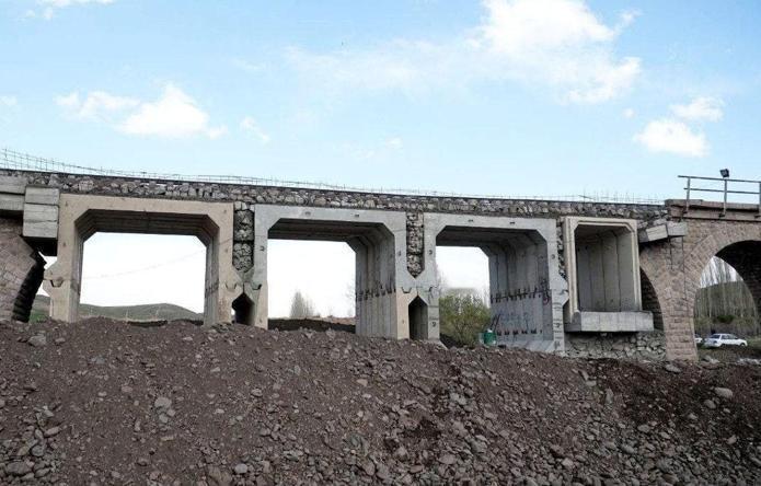 真不能小看伊朗的基建力量，这才多久，居然已经修复了被以色列摧毁的公路、铁路桥梁！