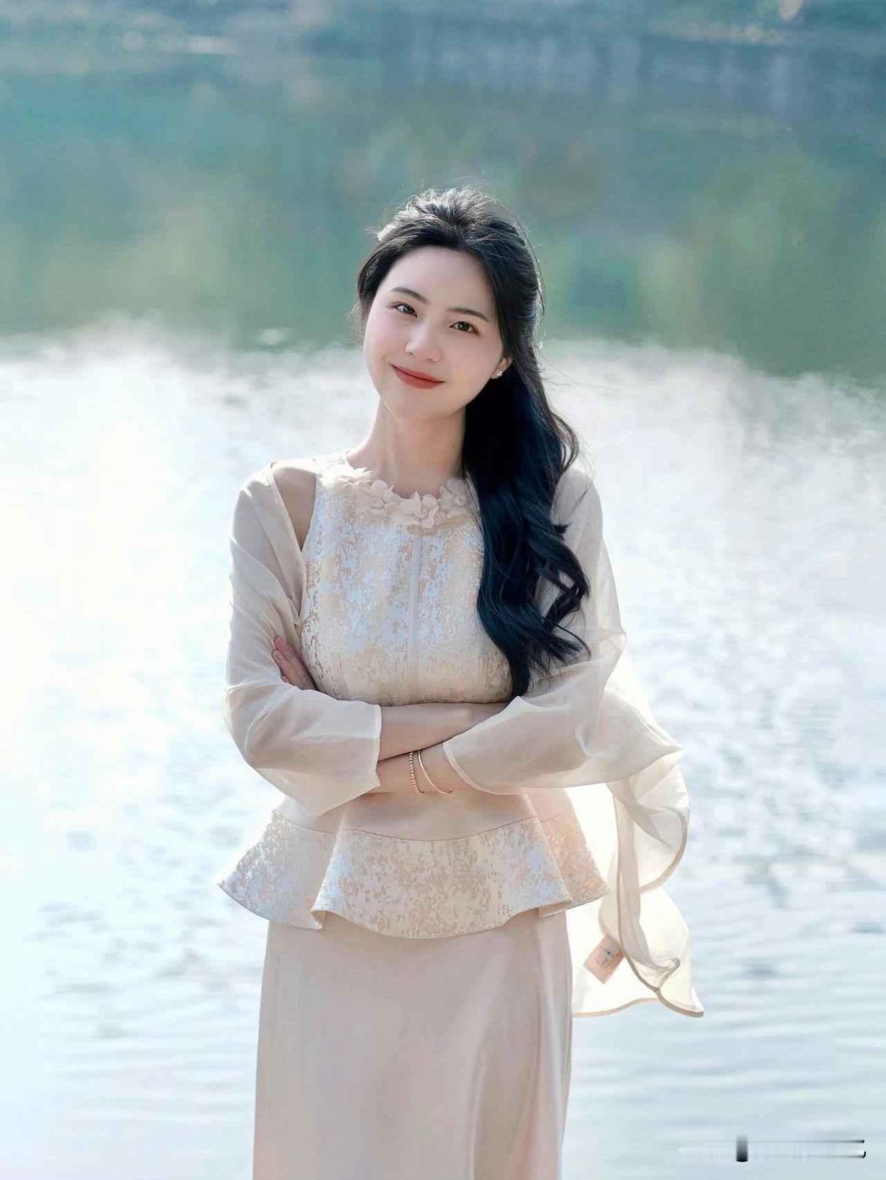 方圆脸姐妹别慌！下巴微收、发梢轻撩，几个小动作一安排，镜头里瞬间温柔+端庄双杀，