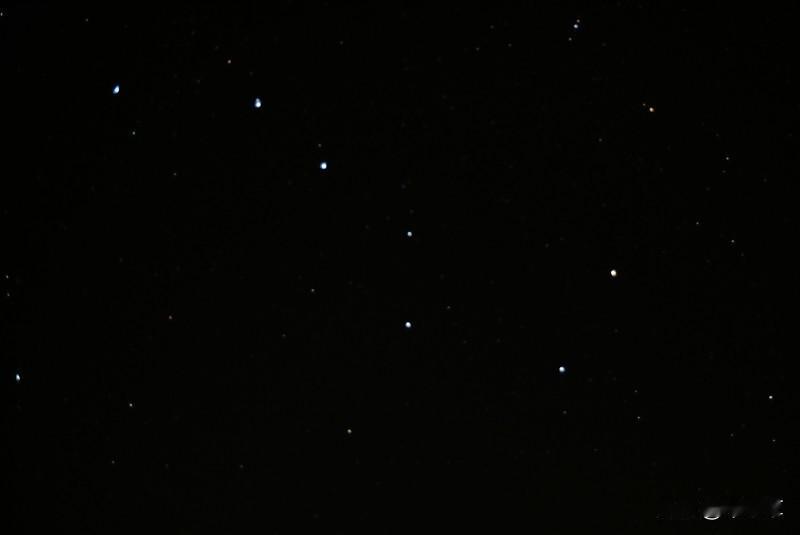 《北斗七星的故事》
北斗七星是什么？
就是天上的几颗星？
那是我们老祖宗给我们选