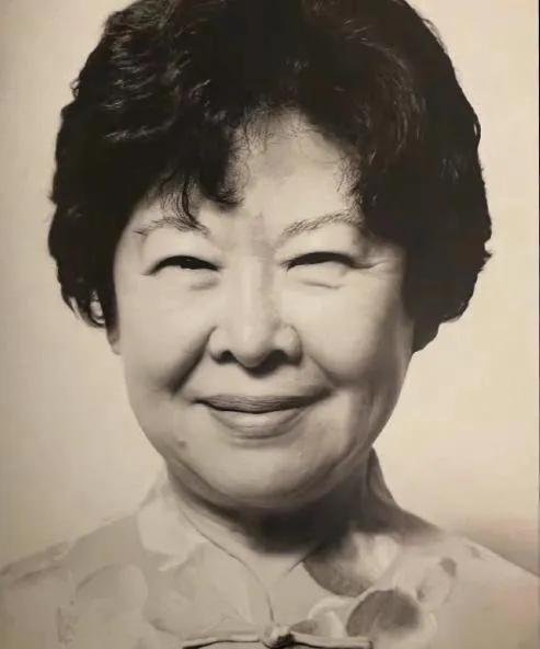 费翔母亲毕丽娜今天在上海安详离世，享年94岁。
费翔发短文悼念：
“我亲爱的母亲