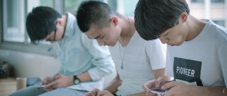 总感觉现在的月亮电量不足了月亮没变，气候没变，变得是人的眼睛！小时候没有手机，电