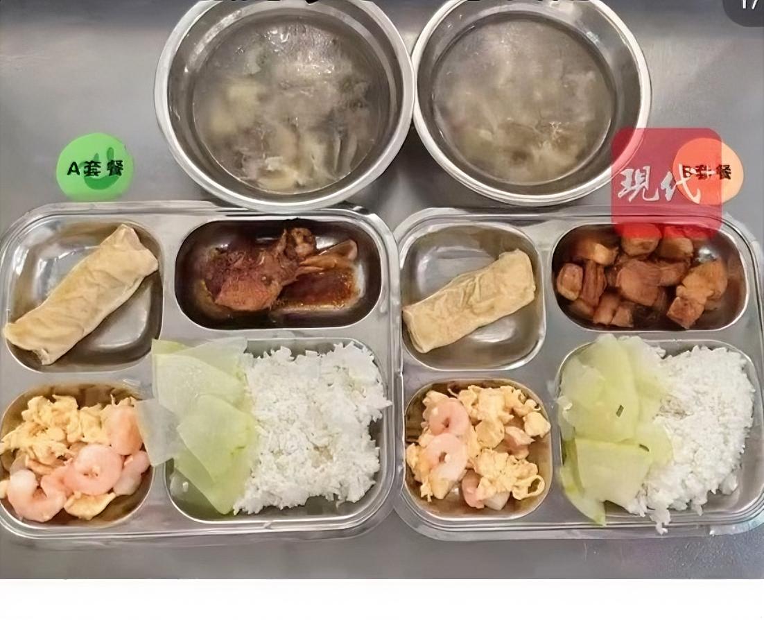 近日，上海多所学校的餐食问题引发家长广泛关注。9月15日起，孩子午餐吃到异味虾仁