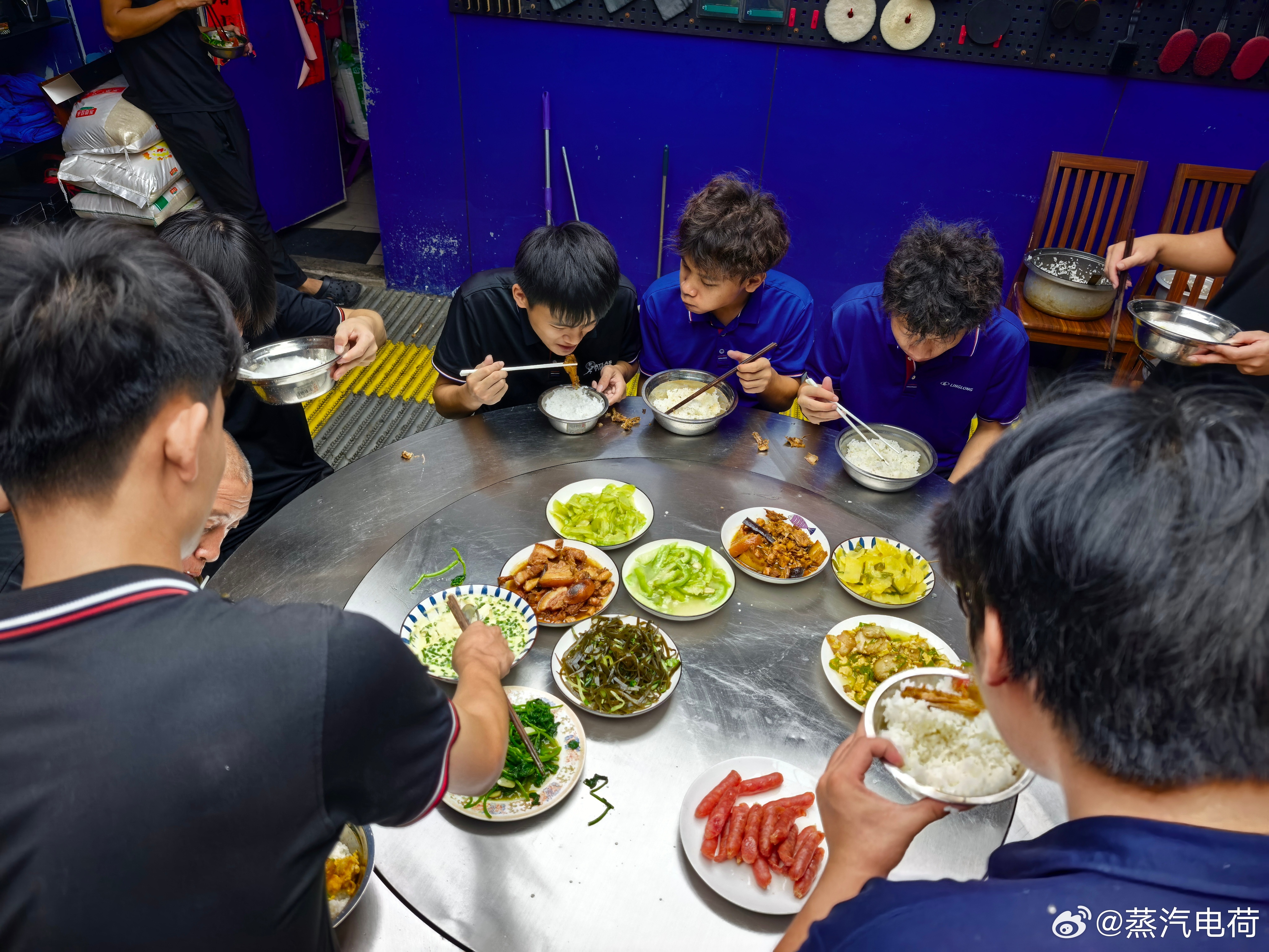来路边洗车，店里的伙食真不错，看饿了。 