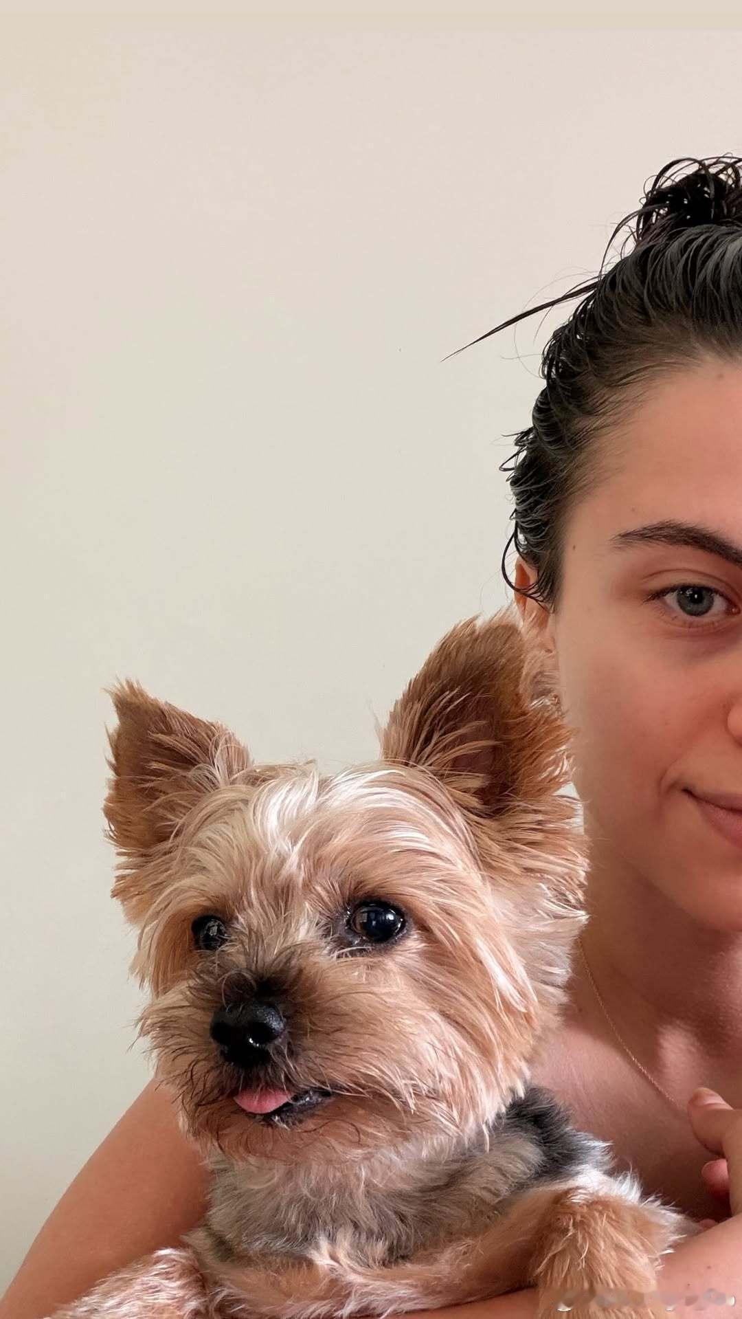 高桥·布鲁娜和可爱的狗狗🥰 