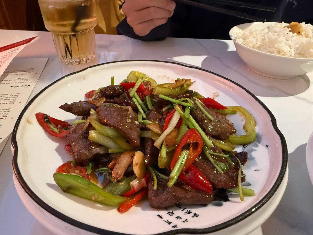 英国的中餐有一点好，都是现炒，点完菜就听见厨房里开始起火翻勺，估计主要是没有发展