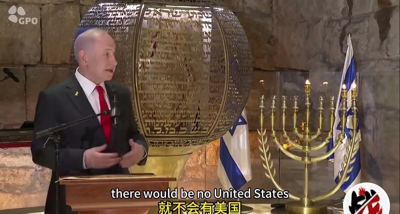 75岁的内塔尼亚胡站在烛台前，当众宣布如果没有犹太人的胜利，今天根本就不会有美国