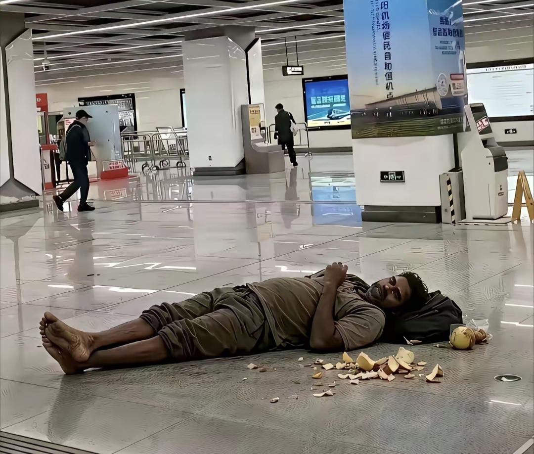 贵州机场这个印度人上热搜了，真的是凭实力出圈呀！就这种造型，他是如何通过签证的？