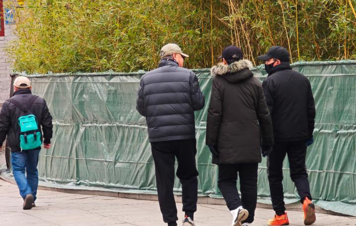 惊呆了！
天津街头80%大爷都戴这种长檐帽，是集体时尚起义还是养生玄学？
作为一