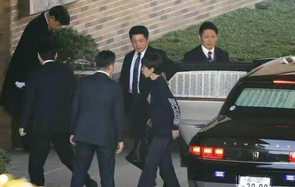 高市搬入首相公邸自称暂未见“鬼” 高市早苗搬入“闹鬼”首相公邸这事儿挺有看头。1